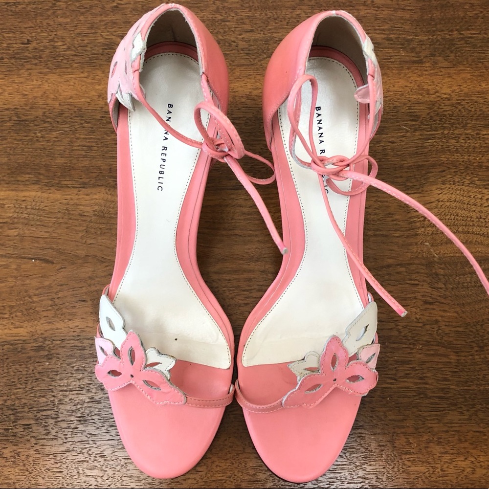 Banana Republic Leather Ankle tie Kitten Heel 7.5